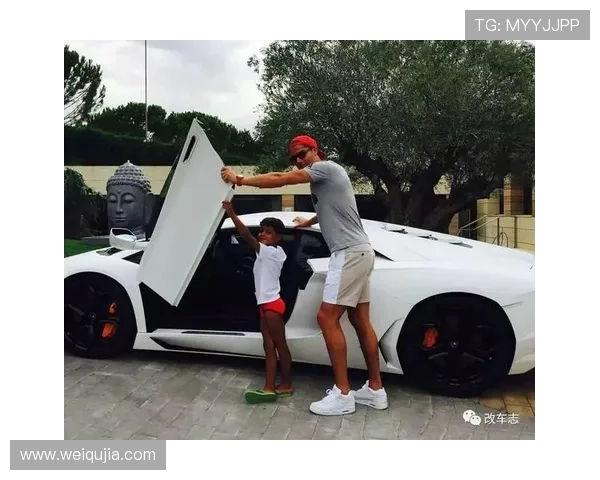 足球巨星C罗与豪车的奢华生活揭秘，尽显运动员的风采与品味